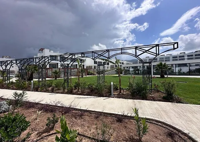 Sunny Seaside Retreat - Apartment, Bahceli