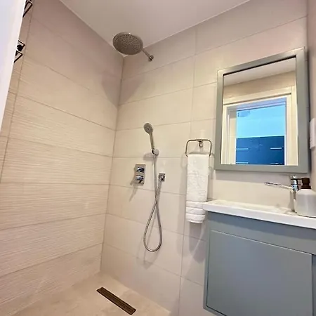 Sunny Seaside Retreat - Apartment, Bahceli