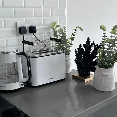 Sunny Seaside Retreat - Apartment, Bahceli * קיירניה