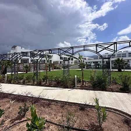 Sunny Seaside Retreat - Apartment, Bahceli