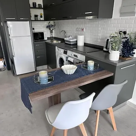 Sunny Seaside Retreat - Apartment, Bahceli דירה *