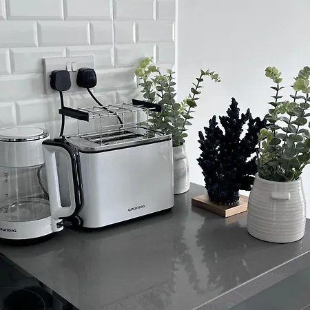 Sunny Seaside Retreat - Apartment, Bahceli * קיירניה