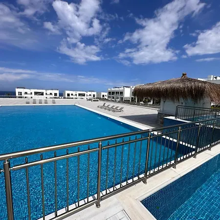 Sunny Seaside Retreat - Apartment, Bahceli Apartament