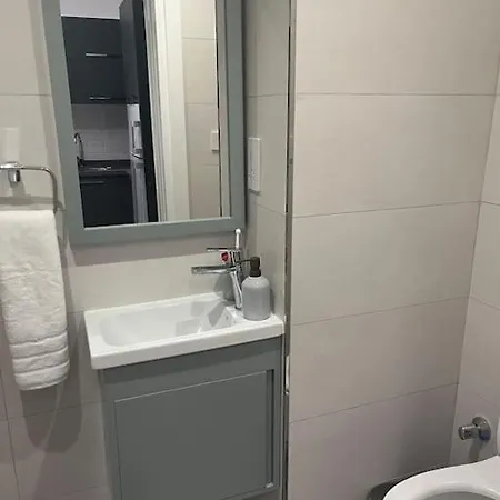 Sunny Seaside Retreat - Apartment, Bahceli شقة