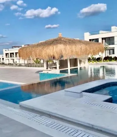 Sunny Seaside Retreat - Apartment, Bahceli شقة *