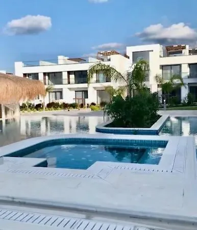 Sunny Seaside Retreat - Apartment, Bahceli شقة *