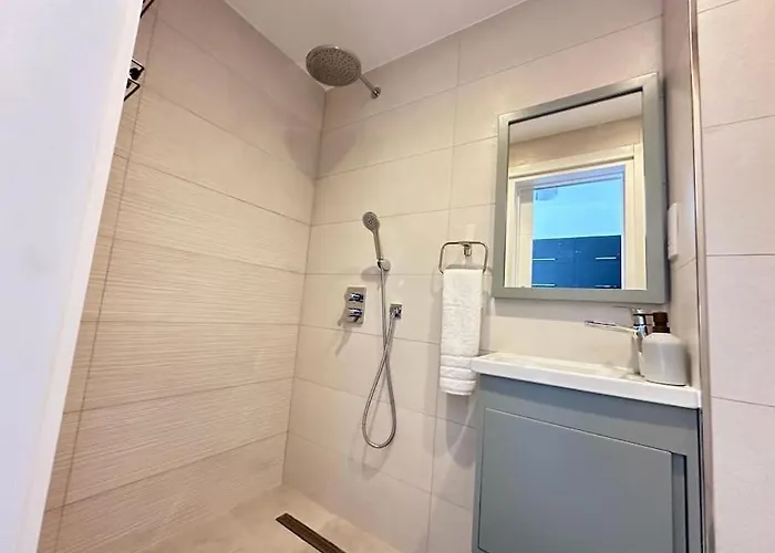 Sunny Seaside Retreat - Apartment, Bahceli