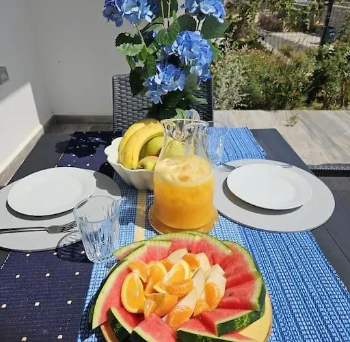 Sunny Seaside Retreat - Apartment, Bahceli アパート