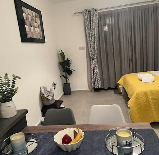 Sunny Seaside Retreat - Apartment, Bahceli キレニア