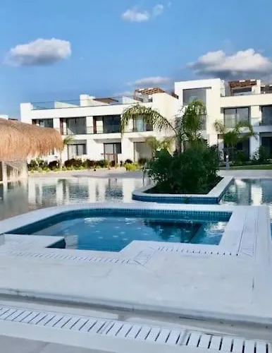 Sunny Seaside Retreat - Apartment, Bahceli アパート *