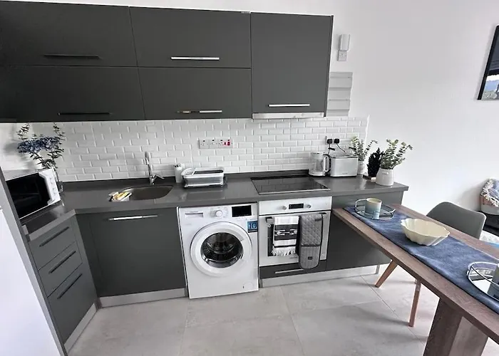 Sunny Seaside Retreat - Apartment, Bahceli キレニア