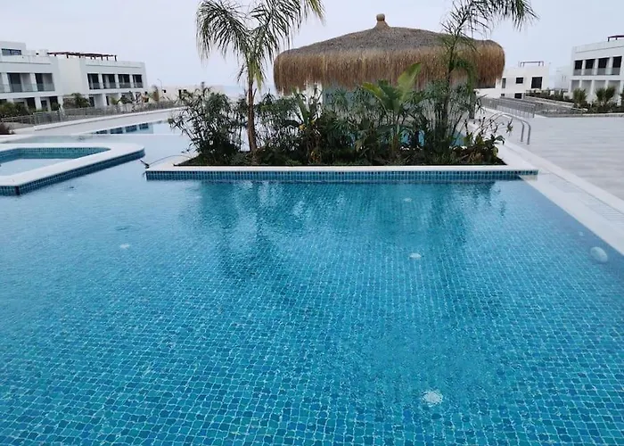 Sunny Seaside Retreat - Apartment, Bahceli アパート *