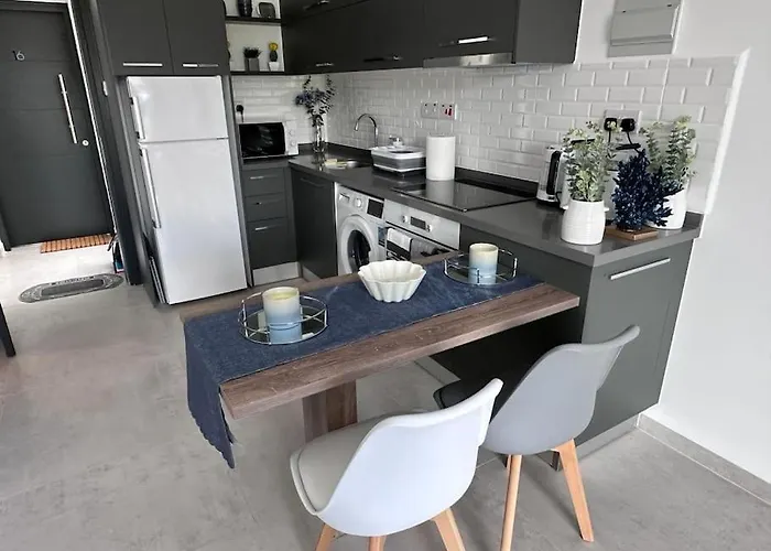 Sunny Seaside Retreat - Apartment, Bahceli アパート *