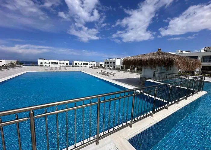 Sunny Seaside Retreat - Apartment, Bahceli アパート